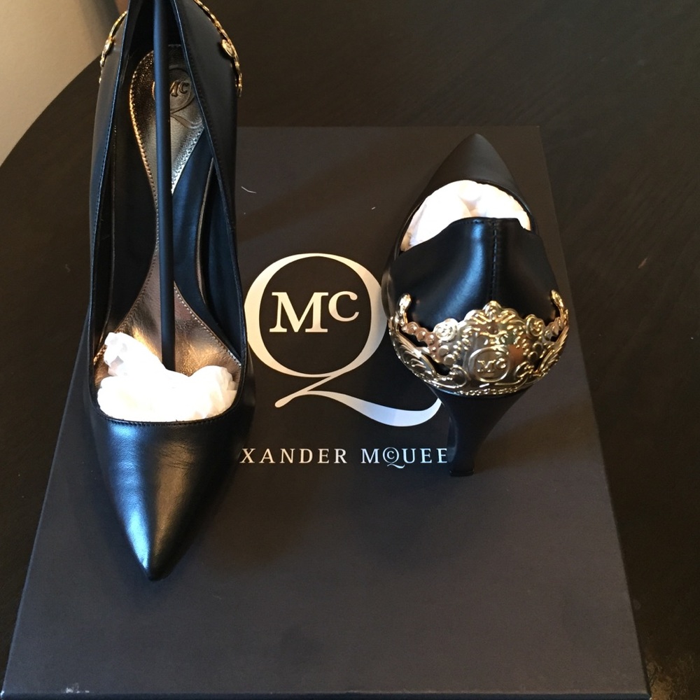 New Alexander Mc Q black pumps